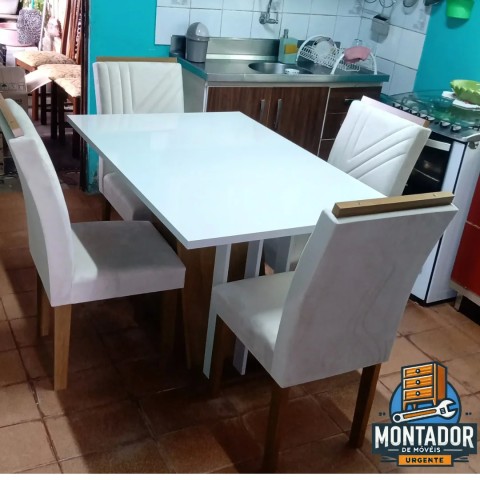 Mesa com 4 cadeiras