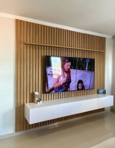 Montagem de painel ripado