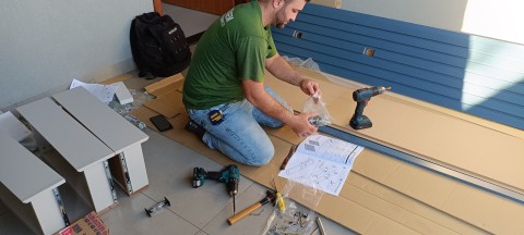 Montagem de painel ripado