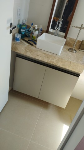 Armário de banheiro estalado 