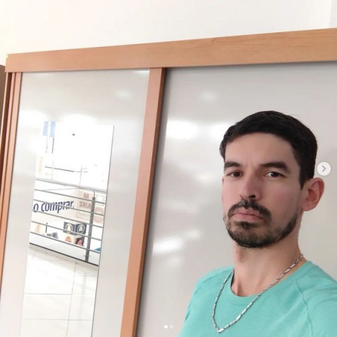 Guarda roupa de solteiro