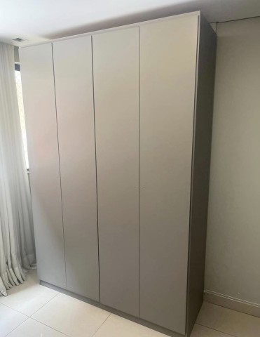 Montagem de guarda-roupa 
