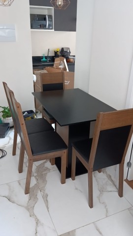 Montagem de mesa e cadeiras