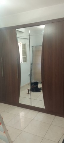 Guarda roupas lindo montando na caixa