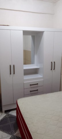 Montagem de guarda-roupa convencional