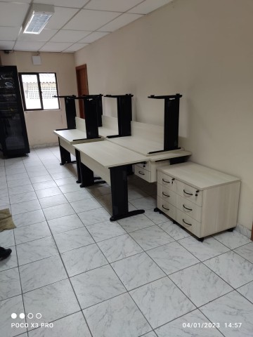 Montagem de mesas e escrivaninha.