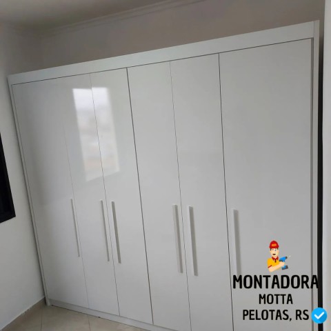 Montagem de guarda - roupas