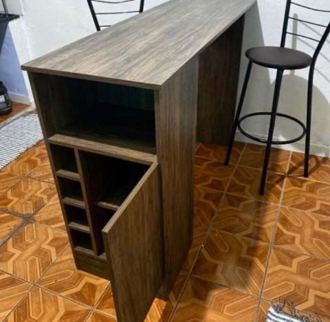 Montagem de balcão com expositor de vinhos