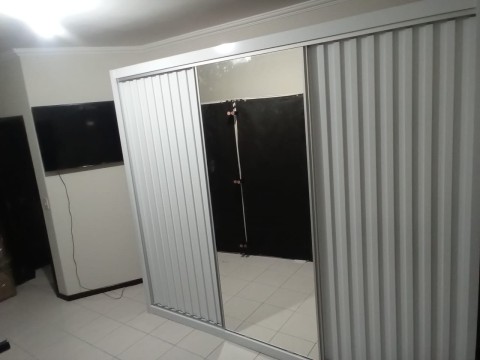 Roupeiro com espelho 