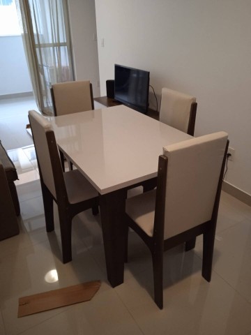 Mesa com 4 cadeiras 100,00