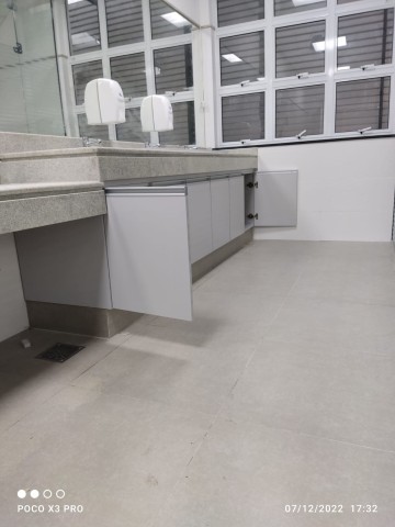 Montagem de armários no banheiro.